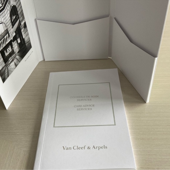 Van Cleef & Arpels Booklet new - Picture 10 of 11